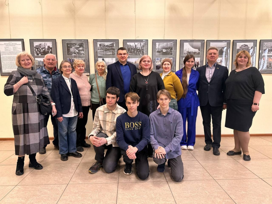 Два мгновения — один взгляд. Москва в кинокадрах фронтовых кинооператоров и Москва современная Два мгновения — один взгляд. Москва в кинокадрах фронтовых кинооператоров и Москва современная