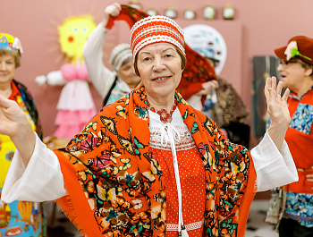 Хороводы, блины и викторины: центры московского долголетия приглашают встретить Масленицу на ярмарке клубов